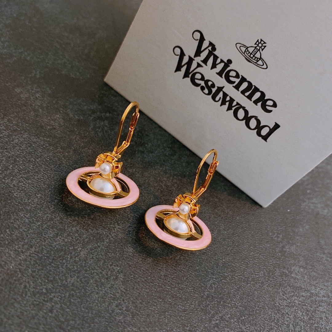 P65  西太后耳环Vivienne Westwood 😍在国内粉丝称为(西太后)在时装界享有“朋克之母”的称号，Vivienne Westwood曾是朋克运动的显赫人物，她使摇滚具有了典型的外表，撕口子或挖洞的T恤、拉链、色情口号、金属挂链等，并一直影响至今。❤️❤️耳钉 个性时尚 潮流 9.25银针