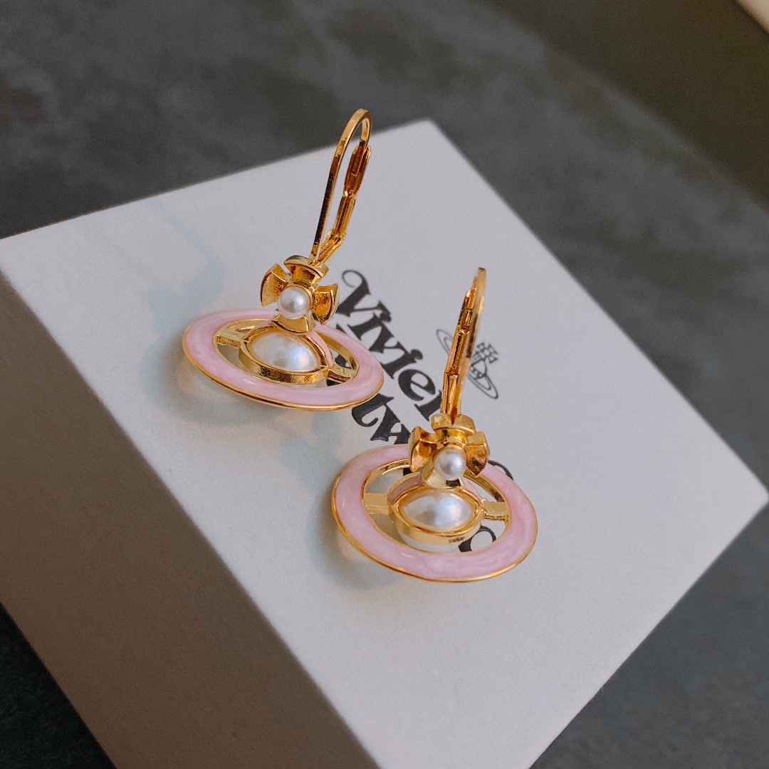 P65  西太后耳环Vivienne Westwood 😍在国内粉丝称为(西太后)在时装界享有“朋克之母”的称号，Vivienne Westwood曾是朋克运动的显赫人物，她使摇滚具有了典型的外表，撕口子或挖洞的T恤、拉链、色情口号、金属挂链等，并一直影响至今。❤️❤️耳钉 个性时尚 潮流 9.25银针