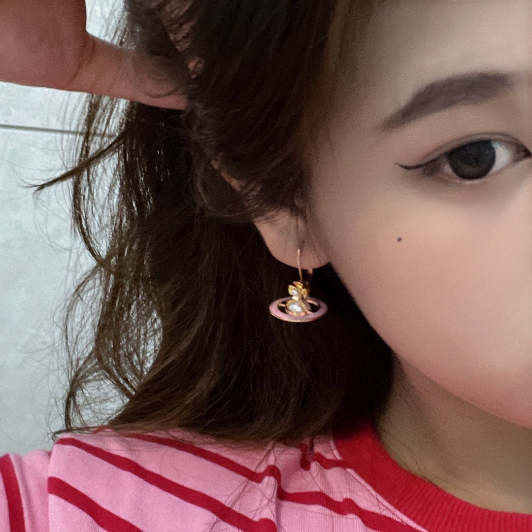 P65  西太后耳环Vivienne Westwood 😍在国内粉丝称为(西太后)在时装界享有“朋克之母”的称号，Vivienne Westwood曾是朋克运动的显赫人物，她使摇滚具有了典型的外表，撕口子或挖洞的T恤、拉链、色情口号、金属挂链等，并一直影响至今。❤️❤️耳钉 个性时尚 潮流 9.25银针