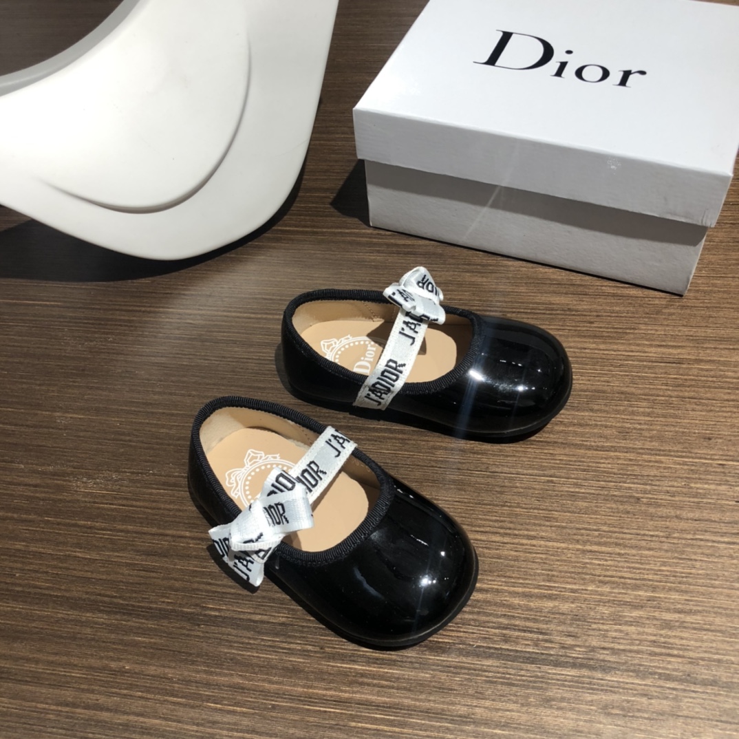 Dior Ballet Flats with Butterfly Detail – Elegant and Comfortable