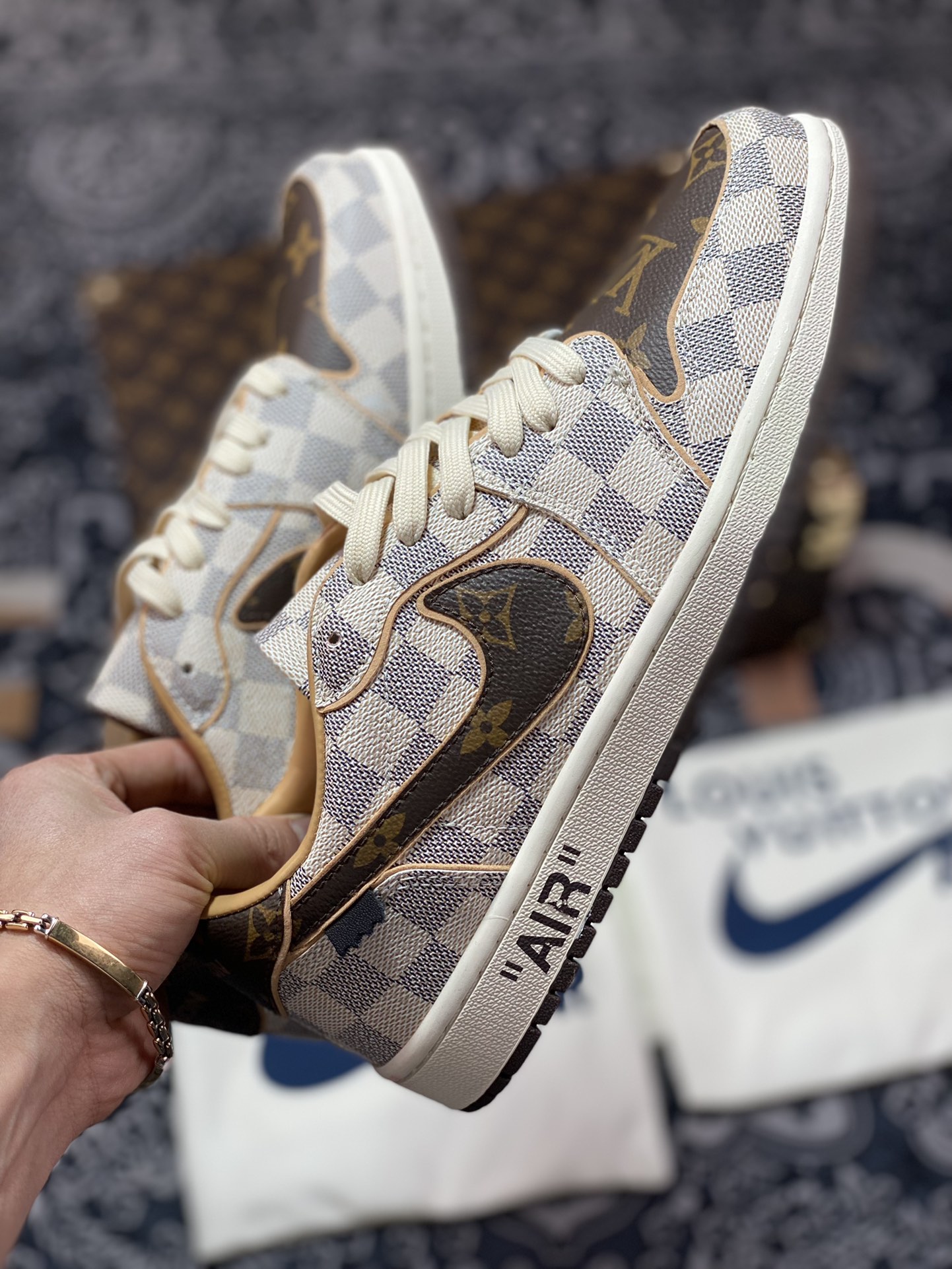 800 Louis Vuitton x Nike Air Jordan 1 Low OG Custom”Damier Azur/Brown/LV Monogram”AJ1乔丹一代DOOCKST2KXZJ72R