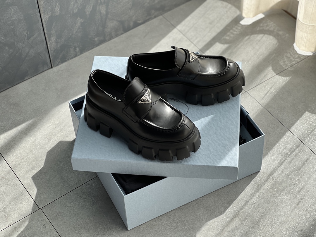 NO:647630,Guangdong purchasing agent prada classic triangle logo thick-soled loafers, thick-soled model. You can see that this thick-soled leather is slightly different from the classic model ~ This one is made of matte open-edge beaded cowhide. If you don't like shiny, you can choose this one. It is relatively low-key ~ It also has the most iconic triangle logo. It is difficult not to be tempted. The outsole of this model is very different!  It uses Prada’s most popular sponge cake bottom, which is odorless and environmentally friendly TPU material. It is about 6.5cm thick and looks very heavy!  But you can barely feel the weight on your feet and it’s very light overall!  Comfortable and easy to wear, that’s it!  Size 35-39, loafers, prada, loafers, cowhide19860909莞产代购级 prada 经典三角标 厚底乐福鞋 厚底款 这款厚底皮质大家可以看到与经典款有微微不同～这款采用的是哑光开边珠牛皮 如果不喜欢亮面的 可以选这款 相对来说低调一点～同样是做有最具标志性的三角标 很难让人不心动 这款的大底就非常不一样了！采用的是P拉达最火的松糕底 无味环保的TPU材质 约6.5cm厚度 看着虽然很重！但上脚几乎感觉不到厚重感 整体非常的轻便！舒适又好穿 说的就是它！ 尺码35-39,乐福鞋,prada,loafers,cowhide,Women's Shoes