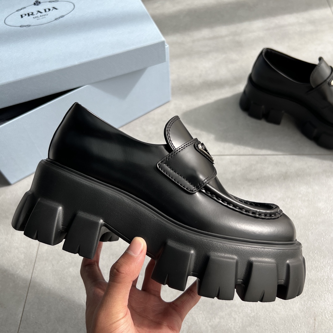 NO:647636,——You don’t have to worry about the “hardcore” texture of open-edge beaded cowhide because its wearing experience is comfortable enough!  The interior is stitched with fine-grained calfskin. The soft skin-friendly feel of the leather is not as delicate as sheepskin, but it is definitely enough for daily use!  ,loafers,cowhide,sheepskin19860909——大家丝毫不用为开边珠牛皮的“硬核”质感 感到担心 因为它的穿着体验足够舒适！内里缝合细纹小牛皮 皮料柔和的亲肤感虽不如羊皮来的细腻 但满足日常的话 绝对足够！,乐福鞋,loafers,cowhide,sheepskin,Women's Shoes