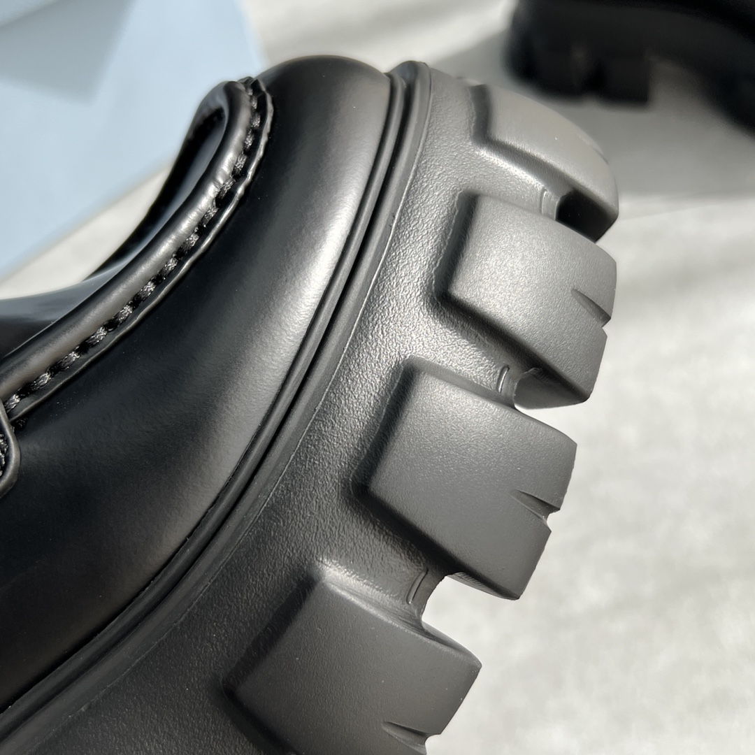 NO:647642,This outsole is made of Lada's most popular platform sole, which is odorless and environmentally friendly TU material. It is an elevated sole with a thickness of about 6.5cm, loafers, and loafers.19860909这款的大底采用的是拉达最火的松糕底 无味环保的TU材质 约6.5cm厚度的增高底,乐福鞋,loafers,Women's Shoes