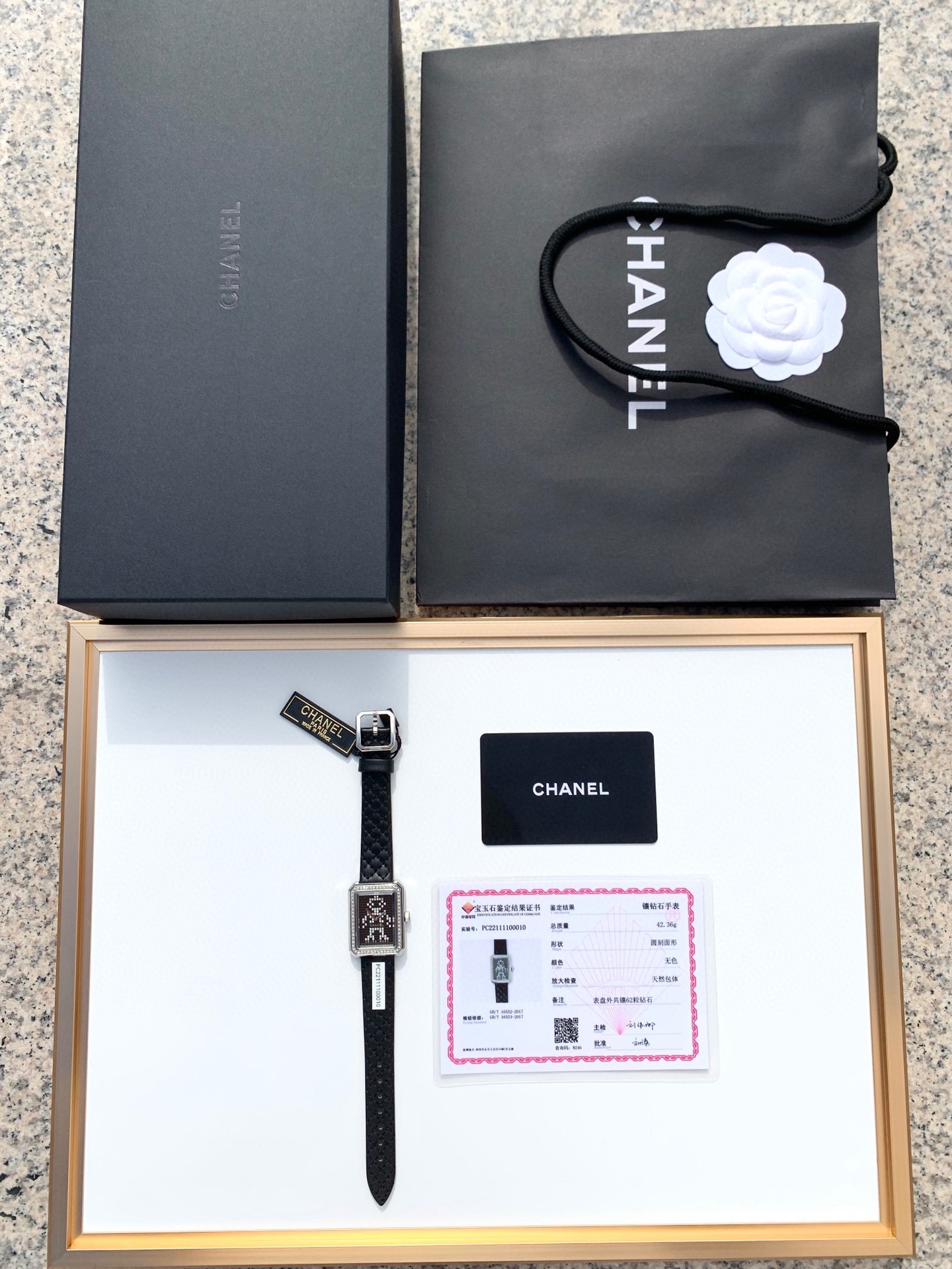 Lote Chanel novio serie Electro tema diamante real 💎 reloj. El patrón de píxeles de baja poli se utiliza com…
