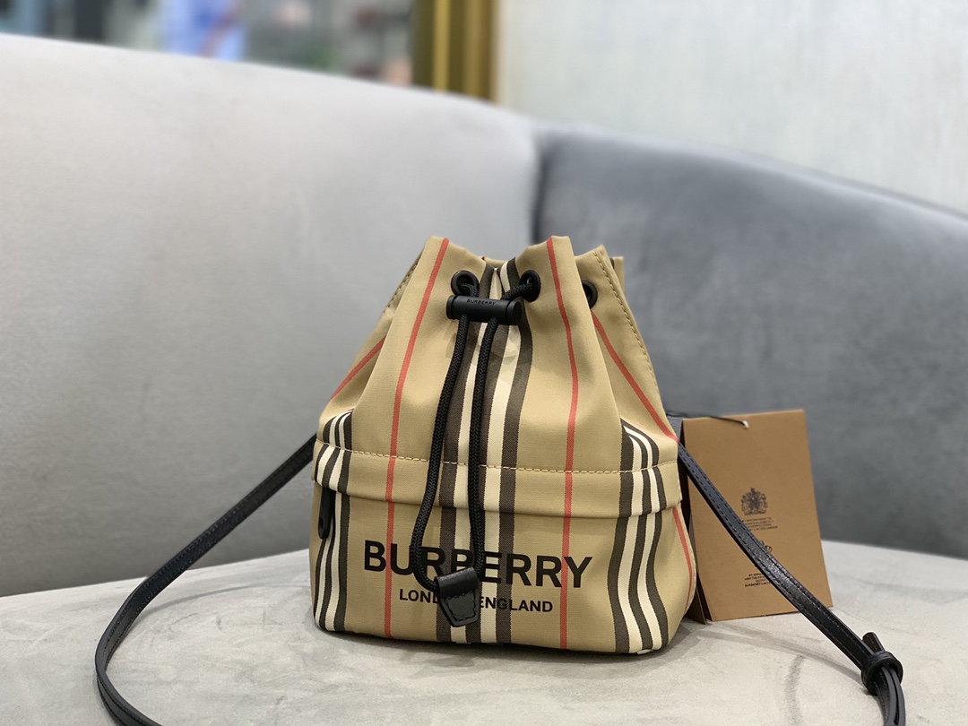 The popular Burberry storage bucket is paired with plaid elements. Burberry is more classic and casual. The highlight is that it is very light! L