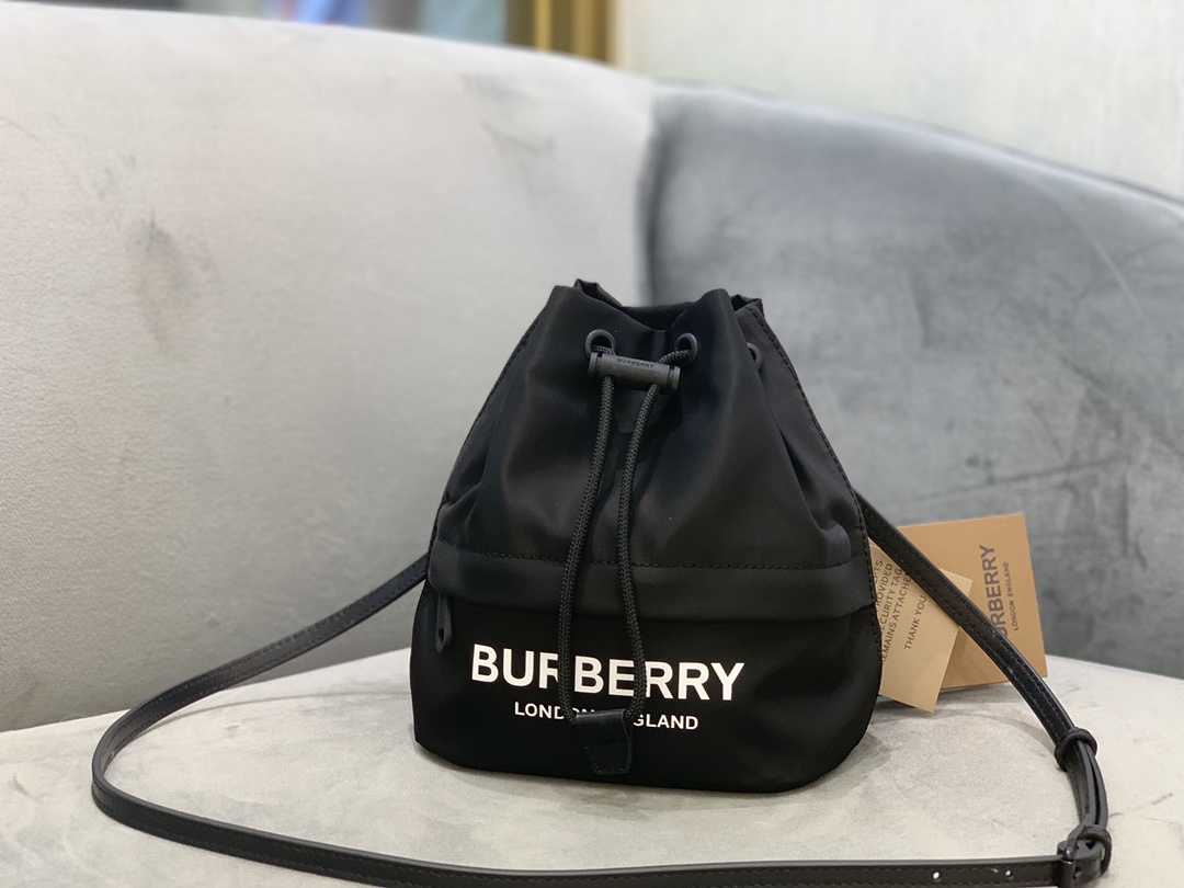 The most popular Burberry storage bucket. The black color is neutral and versatile. The highlight is that it is very light! Large space and easy