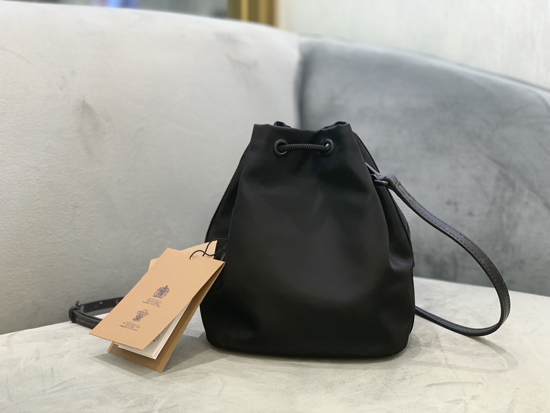 The most popular Burberry storage bucket. The black color is neutral and versatile. The highlight is that it is very light! Large space and easy