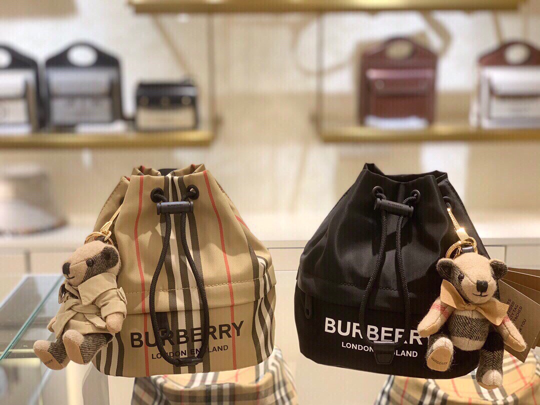 The most popular Burberry storage bucket. The black color is neutral and versatile. The highlight is that it is very light! Large space and easy