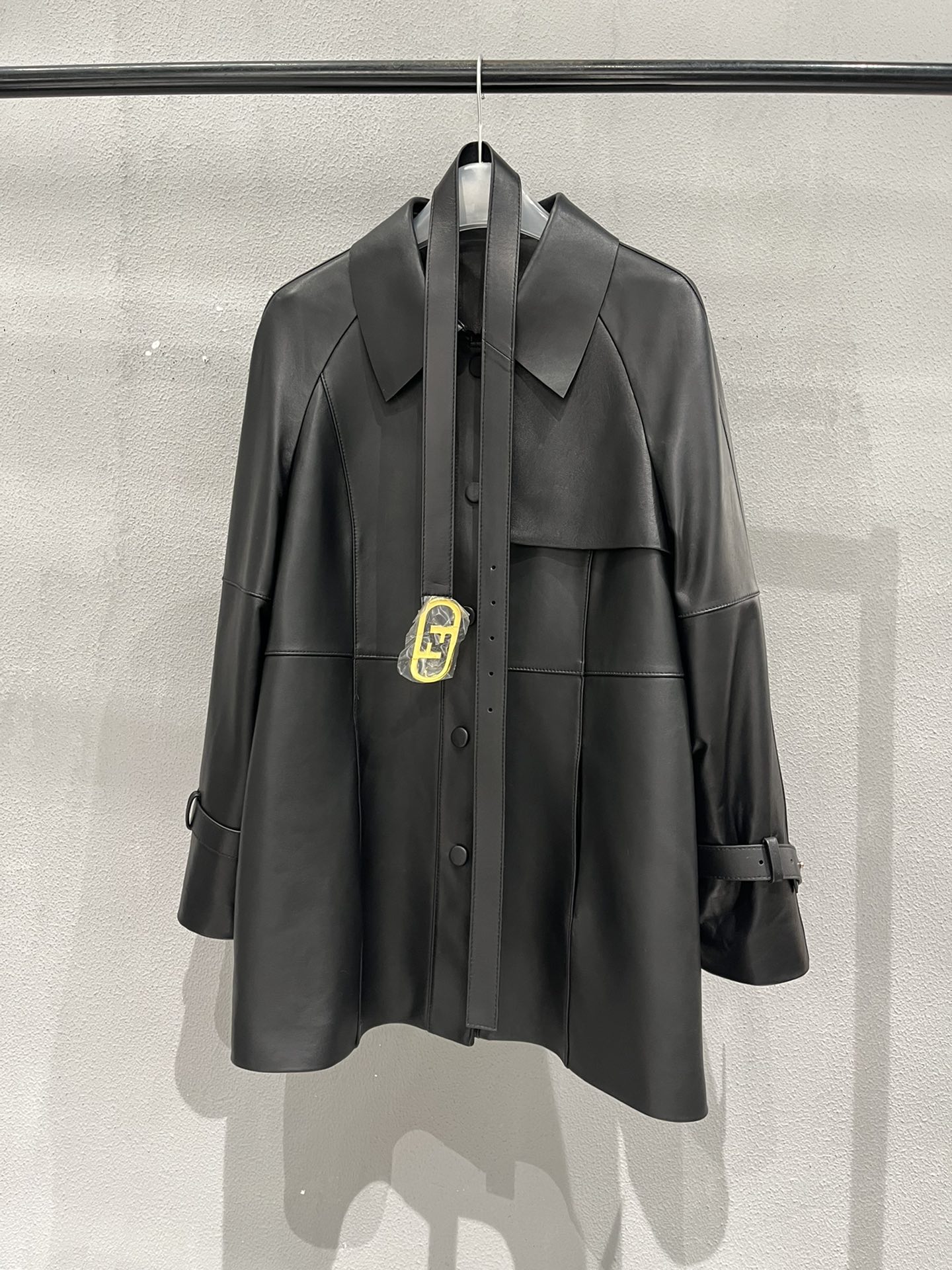 NO:721898,,F sheepskin windbreaker delivery belt. The collar and so on are all done with oil edge craftsmanship, very high-end, and the logo is exquisitely embossed on the back., Fendi-clothing, fendi, sheepskin,19860909,F羊皮风衣配送腰带.领子等都做了油边工艺,非常高档,后背压印Logo精致.,芬迪-服装,fendi,sheepskin,,Women's clothing