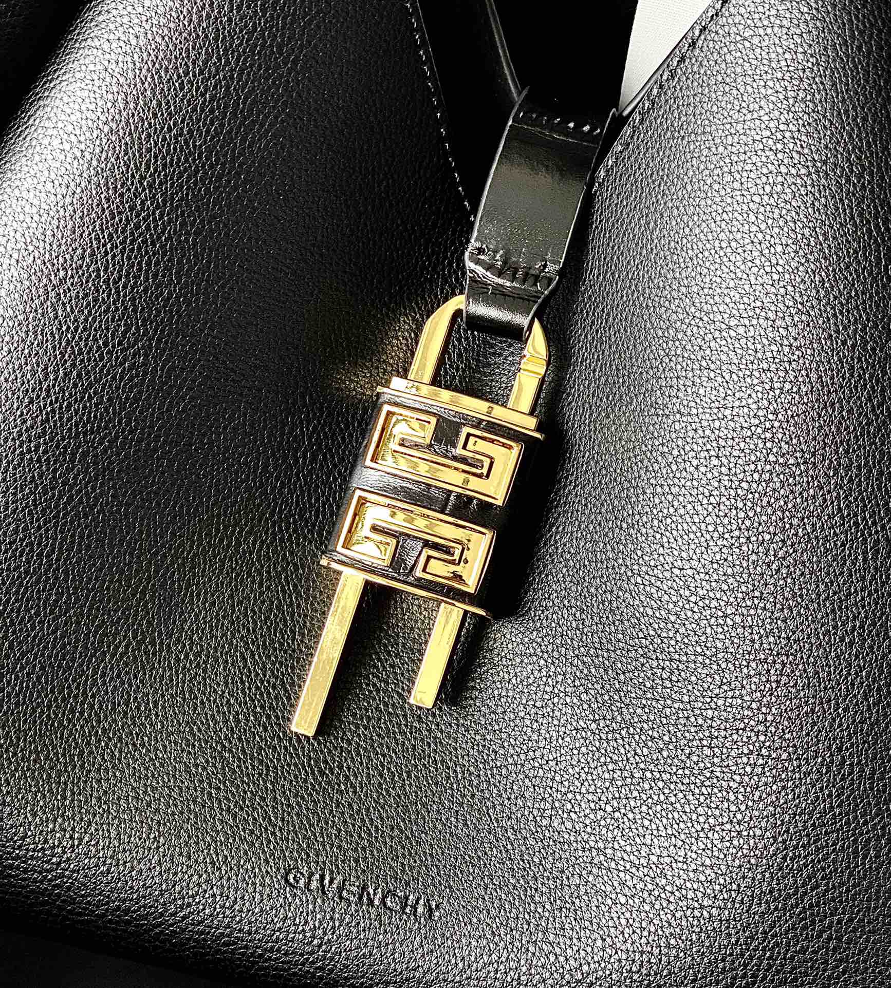 顶级原单Givenchy纪梵希23️春夏新款G-HOBO手袋你不能不知道的新款4G挂锁流浪包型高级感十足