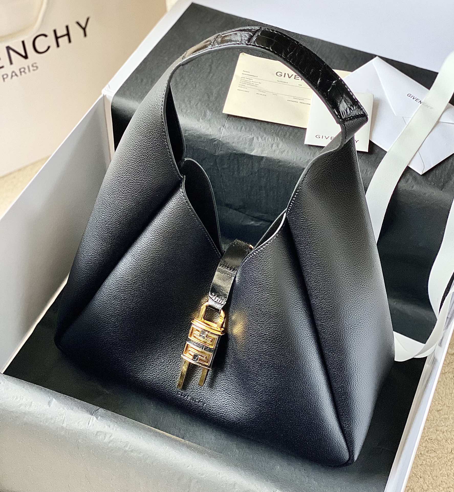顶级原单Givenchy纪梵希23️春夏新款G-HOBO手袋你不能不知道的新款4G挂锁流浪包型高级感十足