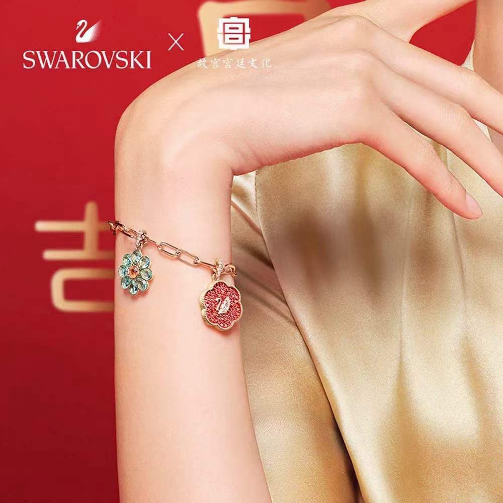 swarovski花开耀吉大吉红色天鹅手链该款饰品采用了四个可拆卸坠饰其中包括两朵花卉以及中国字“大吉”