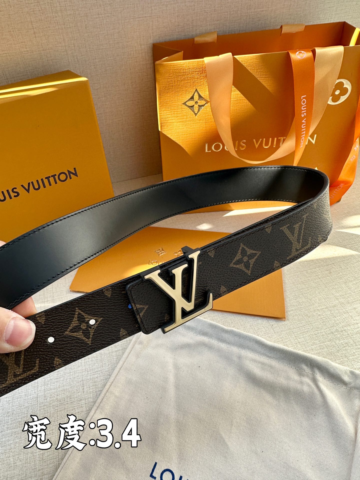 此款LVInitiales34毫米双
