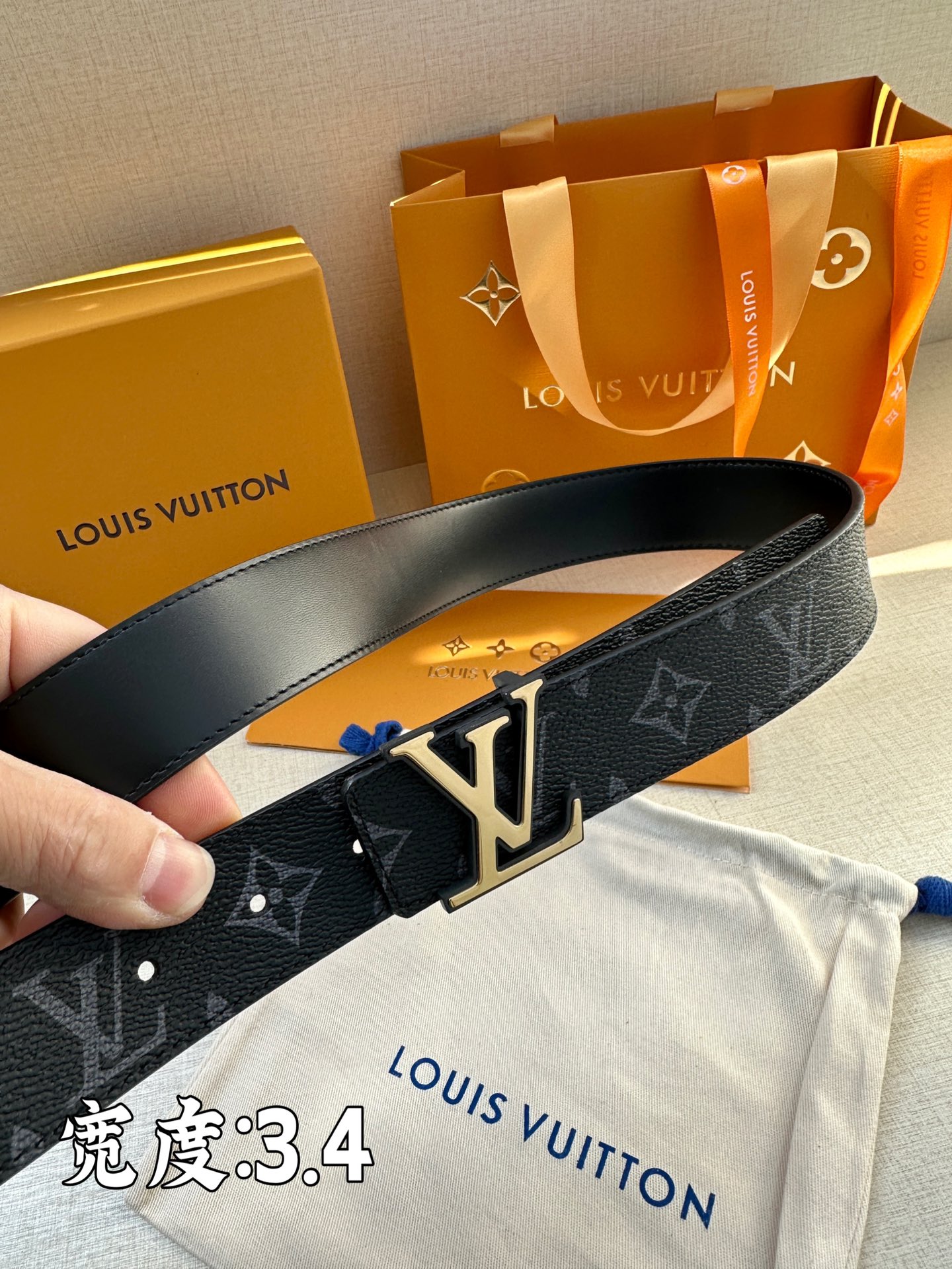 此款LVInitiales34毫米双