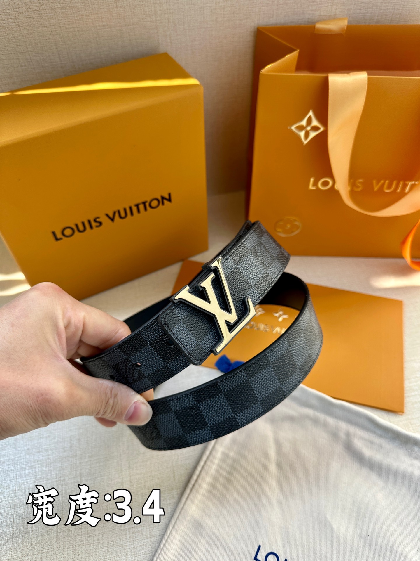 此款LVInitiales34毫米双
