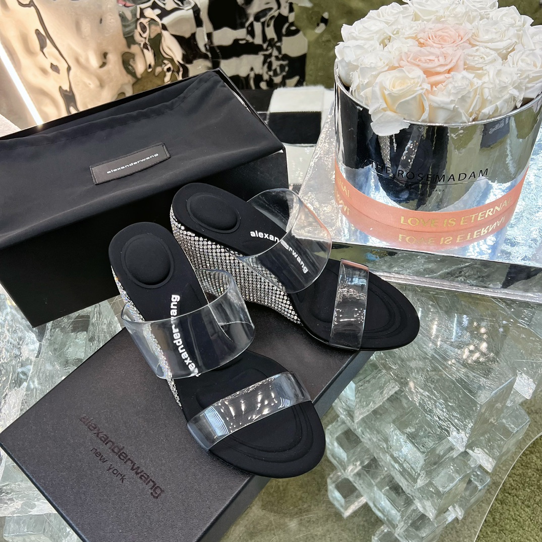 NO:495979,★★★The new diamond-decorated wedge sandal series is available. The hot-selling long-legged artifact~sexy and luxurious and high-end, the wedge is comfortable, the goddess must have~The original imported elastic lycra upper foot pad: imported satin foot pads, Italian leather sole + Aojiu bag wedge water table design Shoe size: 35-39 (40 custom made without return) Delivery luxury latest counter synchronous packaging Heel height 7cm/10cm, high heels, alexander wang, sandals, high heels, slippers, silk fabric, Leather soles19860909★★★大王新款钻饰坡跟凉鞋系列上新 爆款长腿神器～性感奢华又高级,坡跟舒适度拉满,女神必备～ 鞋面原版进口弹力莱卡  垫脚: 进口绸缎垫脚 大底意大利真皮大底+奥钻包坡跟水台设计 鞋码: 35-39（40定做不退换） 配送豪华最新专柜同步包装 跟高7cm/10cm,高跟鞋拖鞋,alexander wang,sandals,high heels,slippers,silk fabric,Leather soles,Women's Shoes