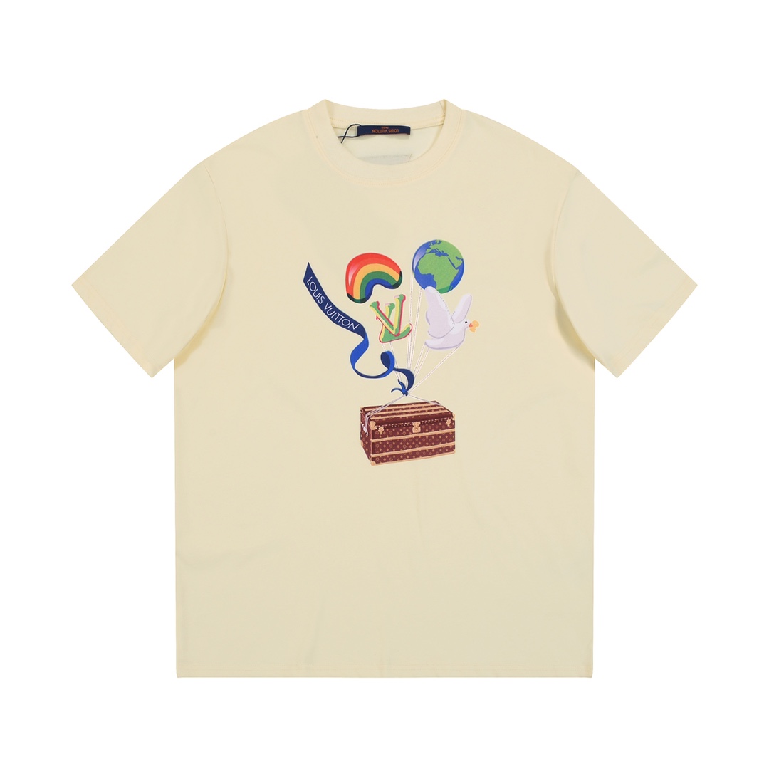 P55 LOUIS VUITTON 路易威登 秀场限定26ss新款新年彩虹🌈地球🌍环保LOGO标识印花圆领短袖. 定制260克同缸染面料 手感非常舒服 春夏最新砖柜同步 OS落肩版型 时尚又个性 超级百搭好看的一款 男女都非常合适 人…