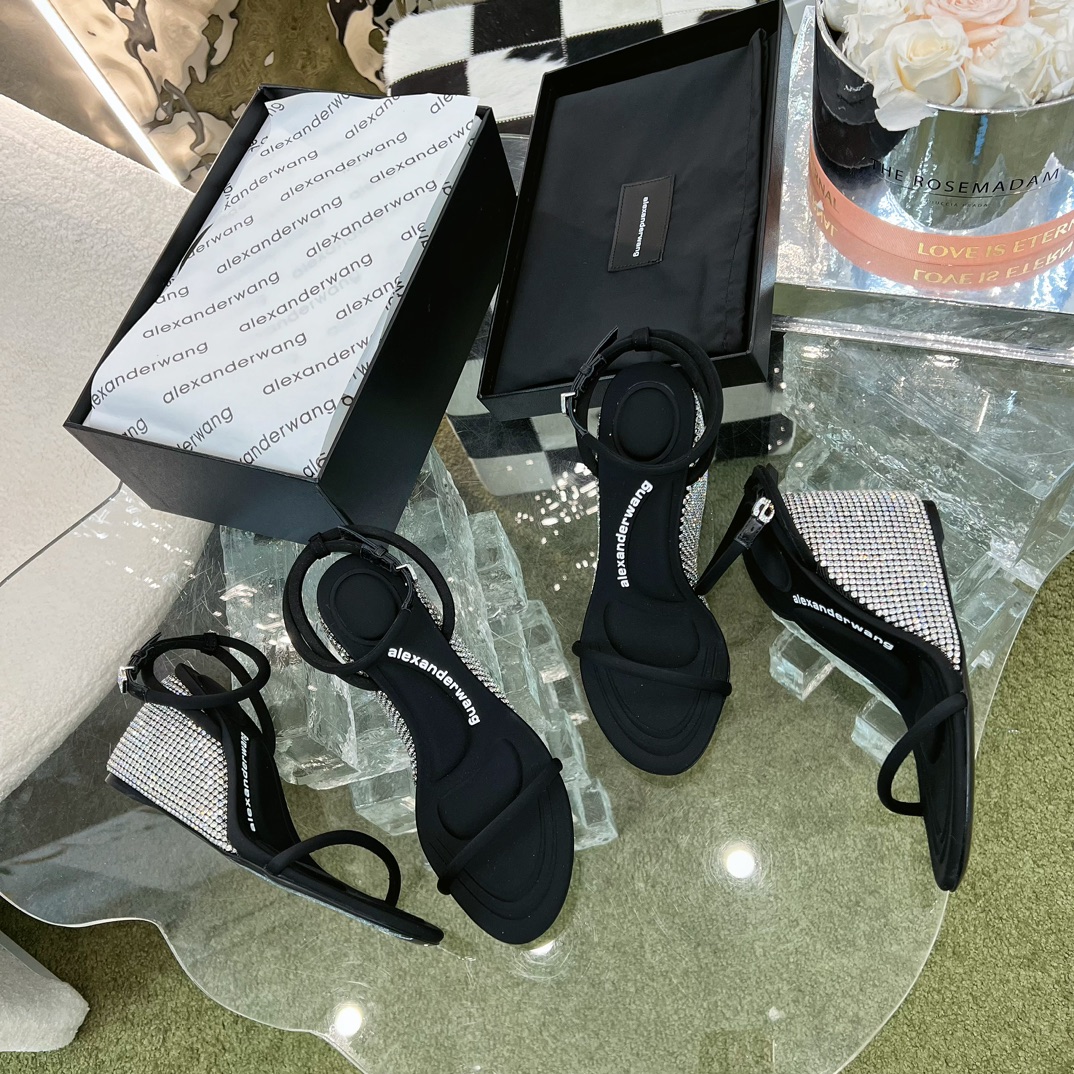 NO:495998,★★★The new diamond-decorated wedge sandal series is available. The hot-selling long-legged artifact~sexy and luxurious and high-end, the wedge is comfortable, the goddess must have~The original imported elastic lycra upper foot pad: imported satin foot pads, Italian leather sole + Aojiu bag wedge water table design Shoe size: 35-39 (40 custom made without return) Delivery luxury latest counter synchronous packaging Heel height 7cm/10cm, high heels sandals, alexander wang, sandals, high heels, silk fabric, Leather soles19860909★★★大王新款钻饰坡跟凉鞋系列上新 爆款长腿神器～性感奢华又高级,坡跟舒适度拉满,女神必备～ 鞋面原版进口弹力莱卡  垫脚: 进口绸缎垫脚 大底意大利真皮大底+奥钻包坡跟水台设计 鞋码: 35-39（40定做不退换） 配送豪华最新专柜同步包装 跟高7cm/10cm,高跟鞋凉鞋,alexander wang,sandals,high heels,silk fabric,Leather soles,Women's Shoes