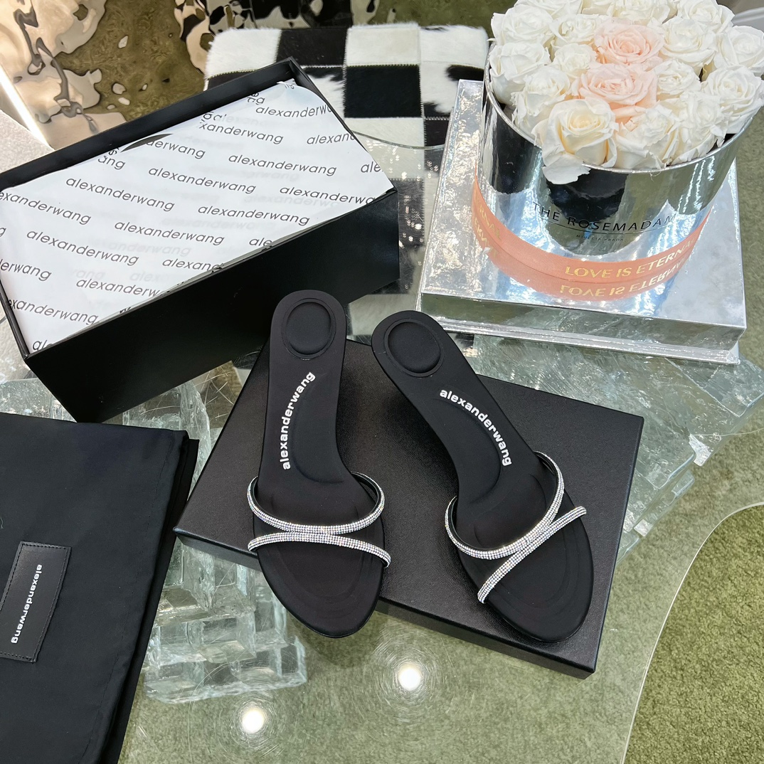 NO:495987,★★★The new diamond-decorated slipper series is available. The hot-selling long-legged artifact~sexy and luxurious and high-end, the exquisite feel on the diamond chain, the goddess must have~The upper original molded diamond-decorated belt foot pad: imported sheepskin foot pad, Italian leather sole Shoe size: 35-39 (40 custom made without return and exchange) Delivery luxury latest counter synchronous packaging, high heels, slippers, sheepskin, Leather soles19860909★★★大王新款钻饰拖鞋系列上新 爆款长腿神器～性感奢华又高级,钻链上脚精致感拉满,女神必备～ 鞋面原版开模钻饰皮带  垫脚: 进口羊皮垫脚 大底意大利真皮大底 鞋码: 35-39（40定做不退换） 配送豪华最新专柜同步包装,高跟鞋拖鞋,alexander wang,high heels,slippers,sheepskin,Leather soles,Women's Shoes