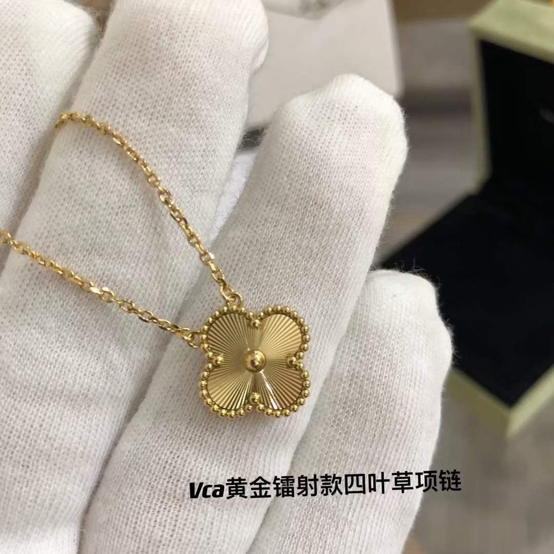 梵克雅宝 Van Cleef & Arpel 💛 玑镂雕花

Alhambra系列新作在光影变奏中延续幸运的美好寓意。玑镂雕花工艺为四叶幸运图案🍀  一颗圆润的金珠在四叶草中央被衬托得更加闪烁