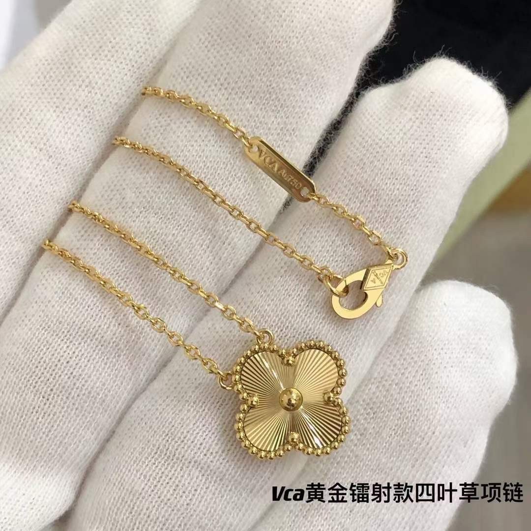 梵克雅宝 Van Cleef & Arpel 💛 玑镂雕花

Alhambra系列新作在光影变奏中延续幸运的美好寓意。玑镂雕花工艺为四叶幸运图案🍀  一颗圆润的金珠在四叶草中央被衬托得更加闪烁