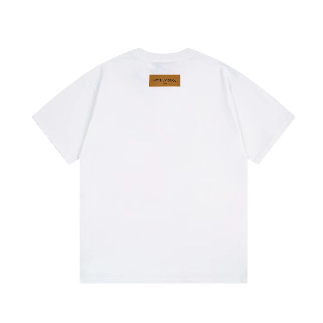 Louis Vuitton路易威登lv汽车“手提袋”主题款印花圆领短袖T恤 lv短袖 面料:不起球 不缩水 不褪色,同缸定染32支双股1×1螺纹 面料舒适亲肤无异感 螺纹纹路粗细程度跟原版一致! 印花:进口胶浆印花材料,丝网印刷工艺,图案清晰立体,牢度高不开裂 做工:后颈采用双链条车线,针车牢固紧实 肩部双层荷叶边压线 耗时耗力,做工精致! 定制Y版一致包装袋/主标/吊牌/水洗/包装纸/贴纸 安排到位! 【1:1原版打造 细节高控】 颜色: 黑色 白色