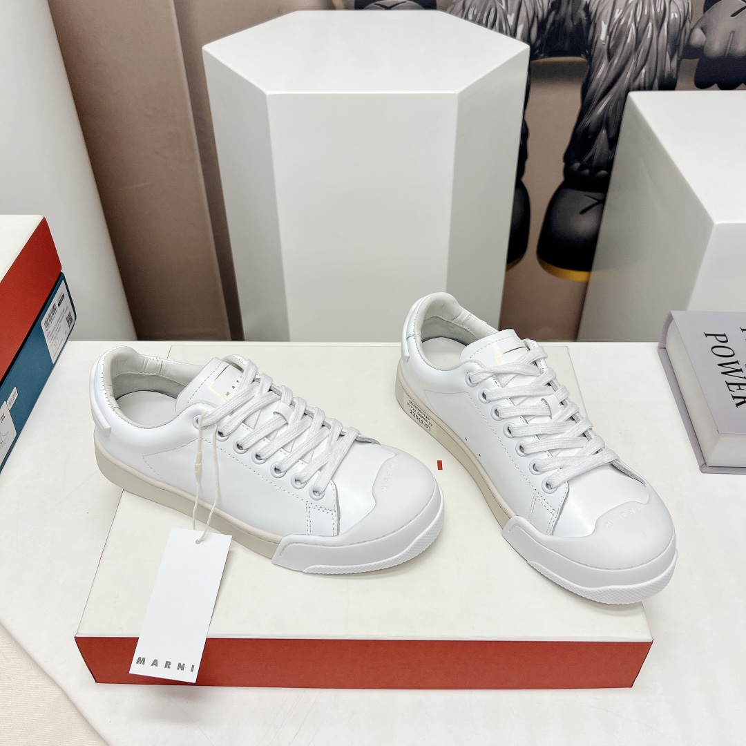 Fashion Review: Marni’s Unique Colored Emerald Leaf Shoes at Paris Fashion Show - 图片 2