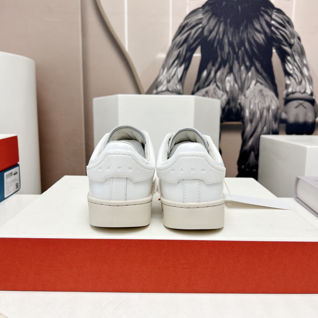 Fashion Review: Marni’s Unique Colored Emerald Leaf Shoes at Paris Fashion Show - 图片 8