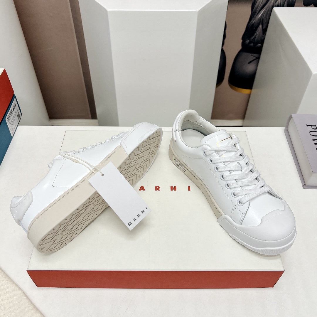 Fashion Review: Marni’s Unique Colored Emerald Leaf Shoes at Paris Fashion Show - 图片 9