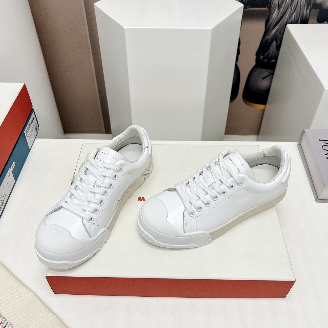 Fashion Review: Marni’s Unique Colored Emerald Leaf Shoes at Paris Fashion Show - 图片 3