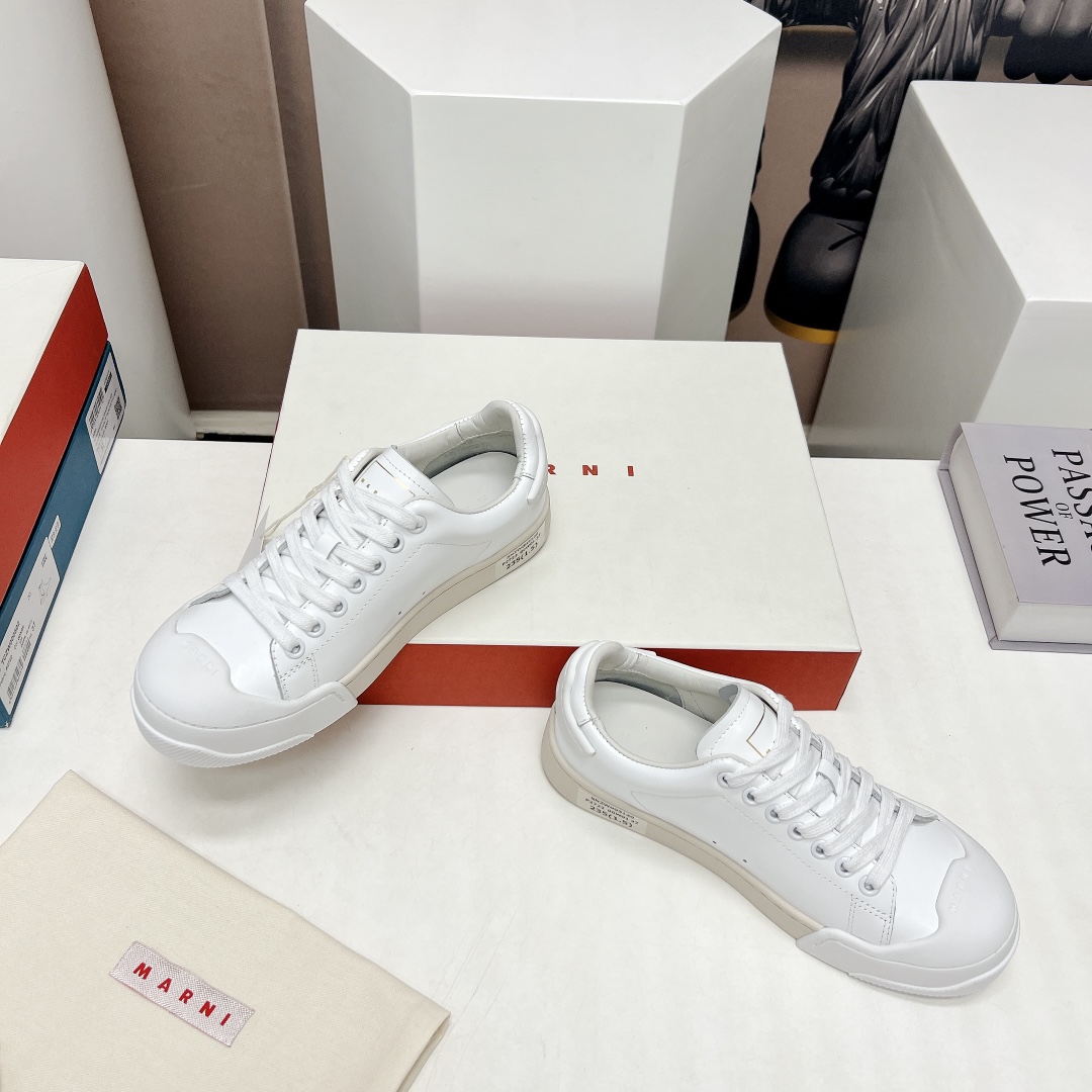 Fashion Review: Marni’s Unique Colored Emerald Leaf Shoes at Paris Fashion Show - 图片 4