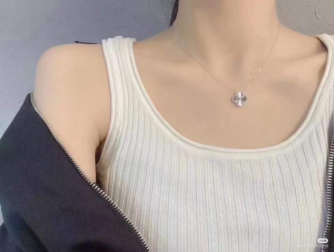 NO:360317,VCA Shengli limited edition Christmas style, guilloche carved diamond-inlaid four-leaf clover, extending the design tradition of Alhambra Four-leaf leaf series, classic round bead borders surrounded by Four-leaf leaf pattern, a round gold bead is clad in the center of the leaf four-leaf grass to make it more flashing. 925 pure silver, Christmas limited edition!  ,Vac necklace19860909vca圣限诞量款,玑镂花雕镶钻四叶草 延款续了Alhambra四幸叶运系的列设计传统,经的典圆珠边饰环绕着四幸叶运图案 一颗润圆的金珠在叶四草中央衬被托得加更闪烁. 925纯打银造、圣诞量限款！,Vac项链,necklace,Jewelry