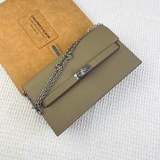 爱马仕最新款(配专柜盒子布袋)。 HERMES kelly 款单肩斜挎包 材质:togo头层牛皮 尺寸:24*13.5 爱马仕最新款(配专柜盒子布袋)。 HERMES kelly 款单肩斜挎包 材质:togo头层牛皮 尺寸:24*13.5