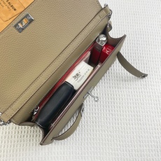 爱马仕最新款(配专柜盒子布袋)。 HERMES kelly 款单肩斜挎包 材质:togo头层牛皮 尺寸:24*13.5 爱马仕最新款(配专柜盒子布袋)。 HERMES kelly 款单肩斜挎包 材质:togo头层牛皮 尺寸:24*13.5