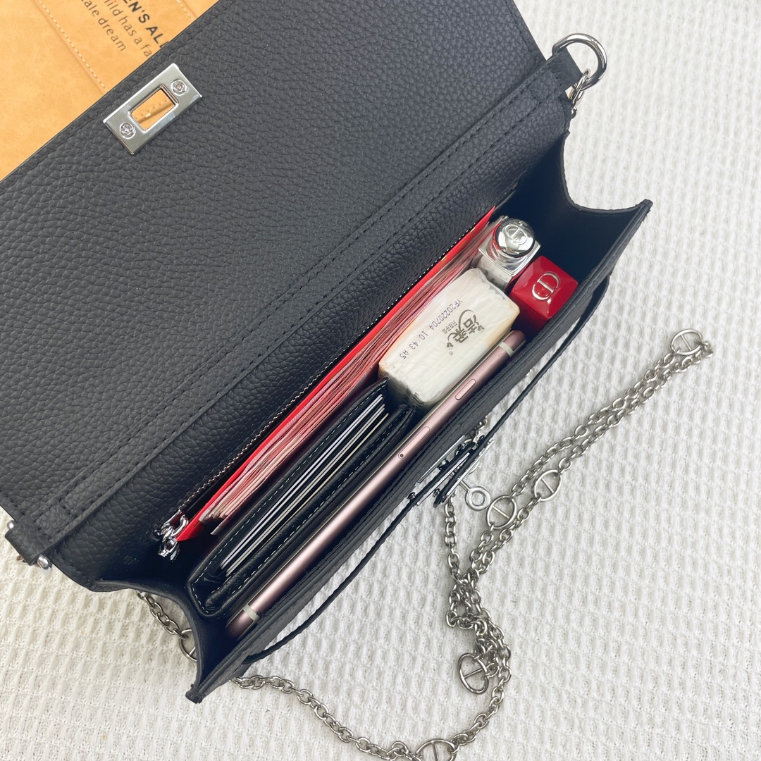 爱马仕最新款(配专柜盒子布袋)。 HERMES kelly 款单肩斜挎包 材质:togo头层牛皮 尺寸:24*13.5 爱马仕最新款(配专柜盒子布袋)。 HERMES kelly 款单肩斜挎包 材质:togo头层牛皮 尺寸:24*13.5