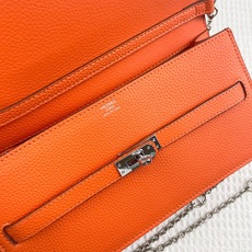 爱马仕最新款(配专柜盒子布袋)。 HERMES kelly 款单肩斜挎包 材质:togo头层牛皮 尺寸:24*13.5 爱马仕最新款(配专柜盒子布袋)。 HERMES kelly 款单肩斜挎包 材质:togo头层牛皮 尺寸:24*13.5