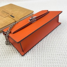 爱马仕最新款(配专柜盒子布袋)。 HERMES kelly 款单肩斜挎包 材质:togo头层牛皮 尺寸:24*13.5 爱马仕最新款(配专柜盒子布袋)。 HERMES kelly 款单肩斜挎包 材质:togo头层牛皮 尺寸:24*13.5