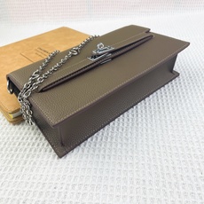 爱马仕最新款(配专柜盒子布袋)。 HERMES kelly 款单肩斜挎包 材质:togo头层牛皮 尺寸:24*13.5 爱马仕最新款(配专柜盒子布袋)。 HERMES kelly 款单肩斜挎包 材质:togo头层牛皮 尺寸:24*13.5