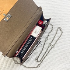 爱马仕最新款(配专柜盒子布袋)。 HERMES kelly 款单肩斜挎包 材质:togo头层牛皮 尺寸:24*13.5 爱马仕最新款(配专柜盒子布袋)。 HERMES kelly 款单肩斜挎包 材质:togo头层牛皮 尺寸:24*13.5
