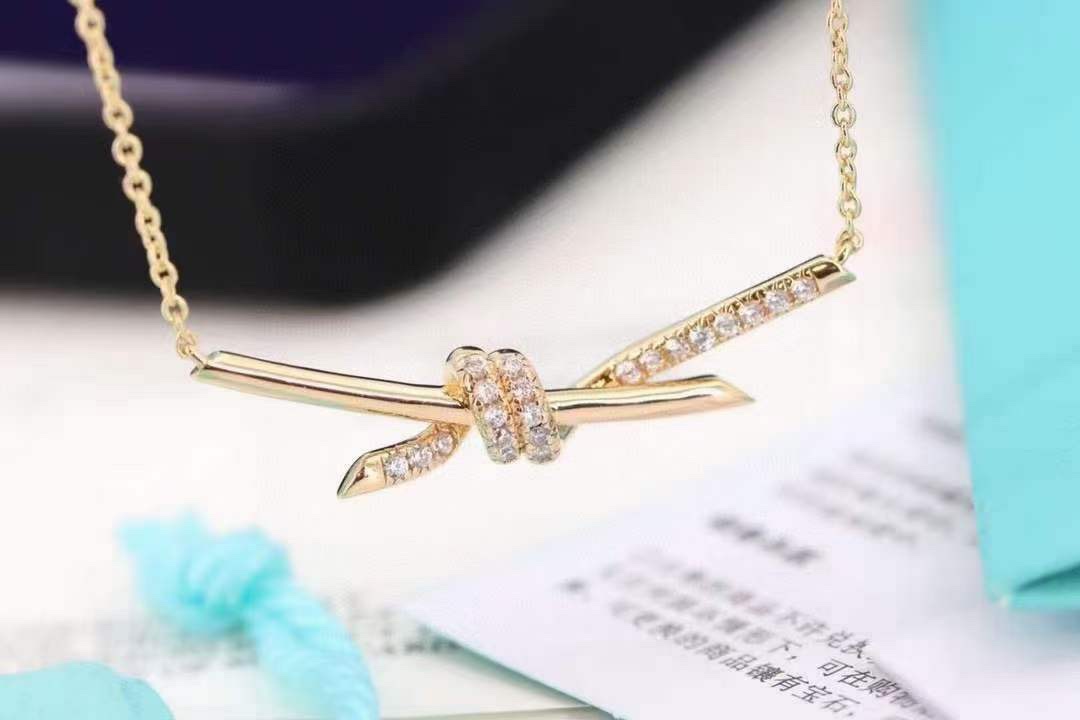 NO:104568,Tiffany&Co. Knot series Full-drill knot clavicle necklace The ends that are entangled in each other in the iconic design are powerful symbols of emotional connection. They are made of craftsmanship and polished by hand, and they are radiant and shining. They can be worn alone or they can be layered with other necklaces to create many amazing shapes. Tiffany necklace, tiffany, necklace19860909Tiffany&Co. Knot系列 满钻绳结 锁骨项链 标性志设计中互相缠绕末的端,是情感系联的有力象征.匠工心艺打造而成,经工手抛光打磨,散耀发目光泽.可独单佩戴,也可其与他项链叠搭,打出造众惊艳造型.,蒂芙尼项链,tiffany,necklace,Jewelry