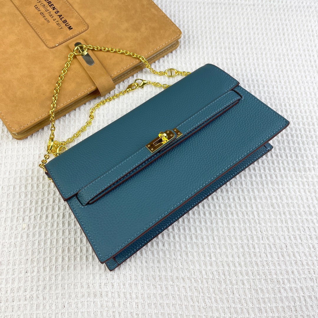 爱马仕最新款(配专柜盒子布袋)。 HERMES kelly 款单肩斜挎包 材质:togo头层牛皮 尺寸:24*13.5 爱马仕最新款(配专柜盒子布袋)。 HERMES kelly 款单肩斜挎包 材质:togo头层牛皮 尺寸:24*13.5