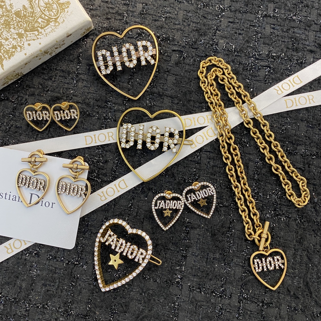 ❤️85包邮/原单代购级别
编码H1351  
🛍迪奥发夹热销款火爆上新❣
🛍同步专柜‼独家高端品质实拍图‼代购级别‼做工精致细腻👍重工版本😎超级仙女唯美的一款🧐做工超级细心无漏洞🤩媲美zp🌟买到就是赚到❤