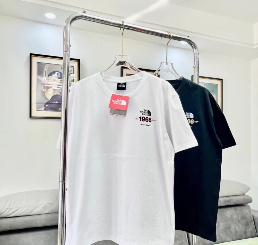 P59💰

春夏新款北面1966男女款宽松印花短袖火爆来袭🔥🔥🔥
广州代工厂出品，质量一级棒！
螺纹领口，版型超棒，超大牌得感觉[强]
柔软细腻，透气性极佳[强]
前后北面1966印花图案设计，上身不low显档次，显然这得益于工艺与专业机器的并驾齐驱[强]
上身非常舒服，亲肤舒适，代购级品质[强]
版型大方得体，超级帅气，买到就是赚到[勾引]
颜色：黑色，白色、
尺码：S M L XL XXL