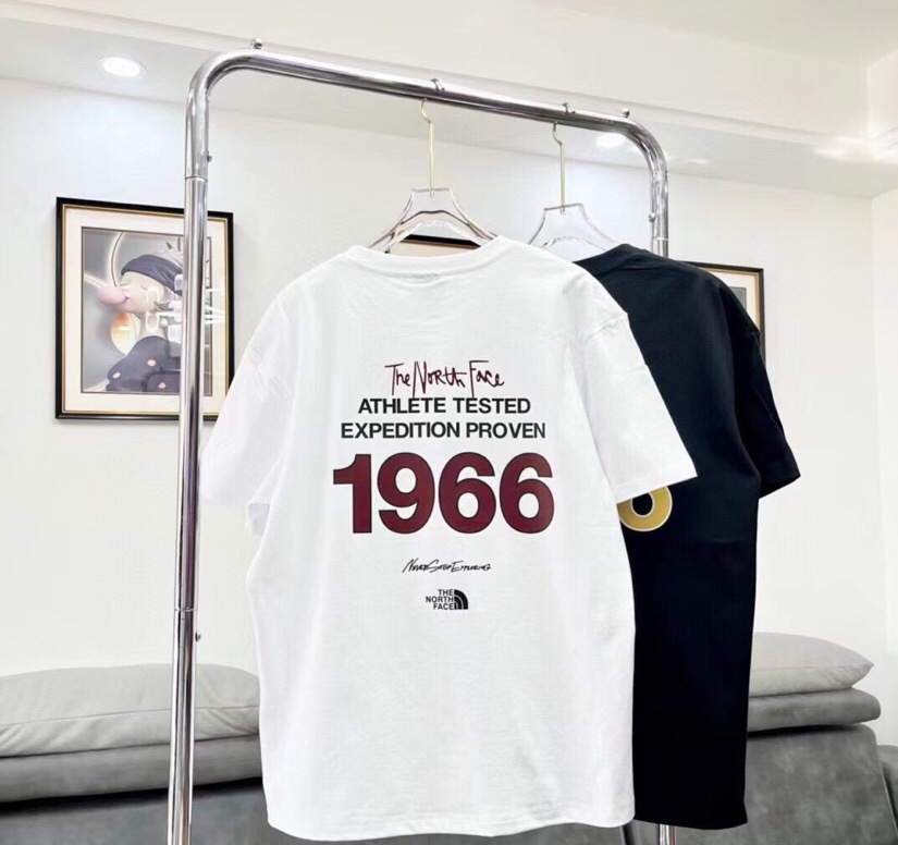 P59💰

春夏新款北面1966男女款宽松印花短袖火爆来袭🔥🔥🔥
广州代工厂出品，质量一级棒！
螺纹领口，版型超棒，超大牌得感觉[强]
柔软细腻，透气性极佳[强]
前后北面1966印花图案设计，上身不low显档次，显然这得益于工艺与专业机器的并驾齐驱[强]
上身非常舒服，亲肤舒适，代购级品质[强]
版型大方得体，超级帅气，买到就是赚到[勾引]
颜色：黑色，白色、
尺码：S M L XL XXL