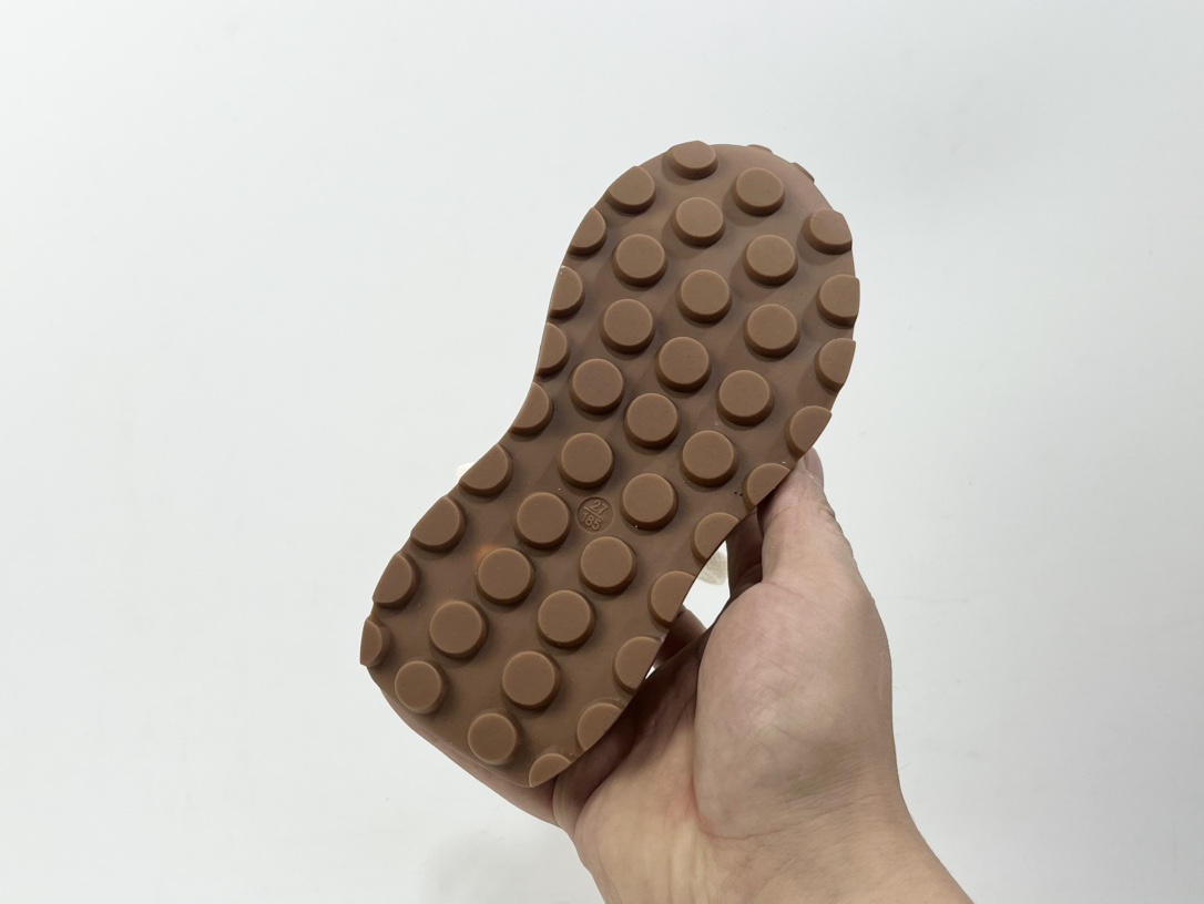 图片[4]-特价 阿迪儿童老爹运动鞋 尺码：26-37码 经典三条纹系列，阿甘款式复古百搭❤️ 魔术贴假鞋带设计，穿脱超方便✌🏻 耐磨防滑大底，脚感超赞👍🏻-选品中心