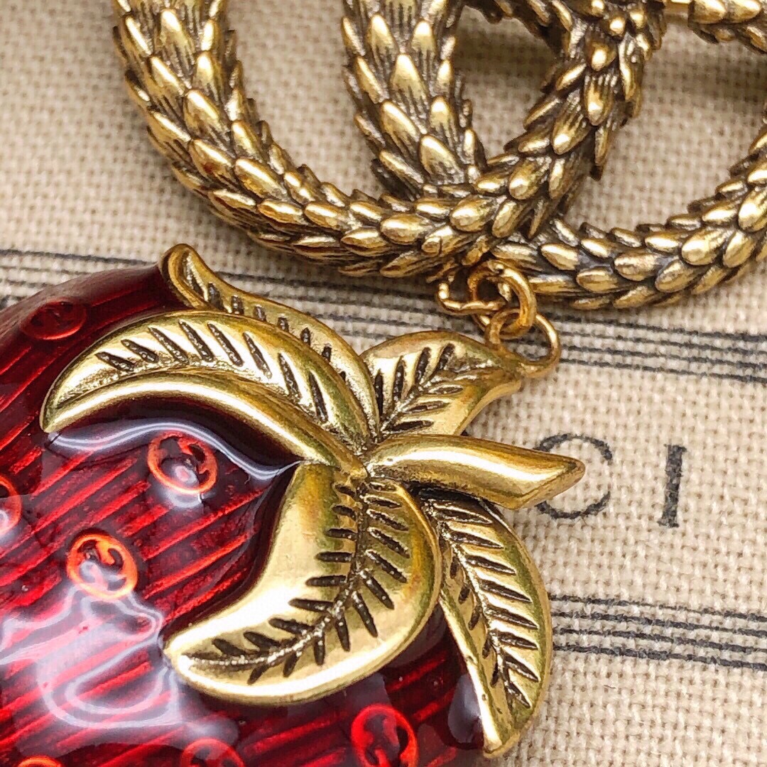 编号GXZ0001
Gucci 古驰草莓胸针🍓