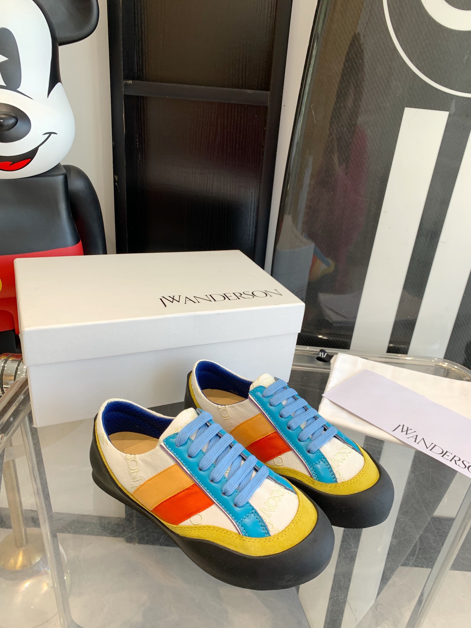 JW Anderson Recreational Shoes: Embroidered Plastered Couples in Top Editions - 图片 2