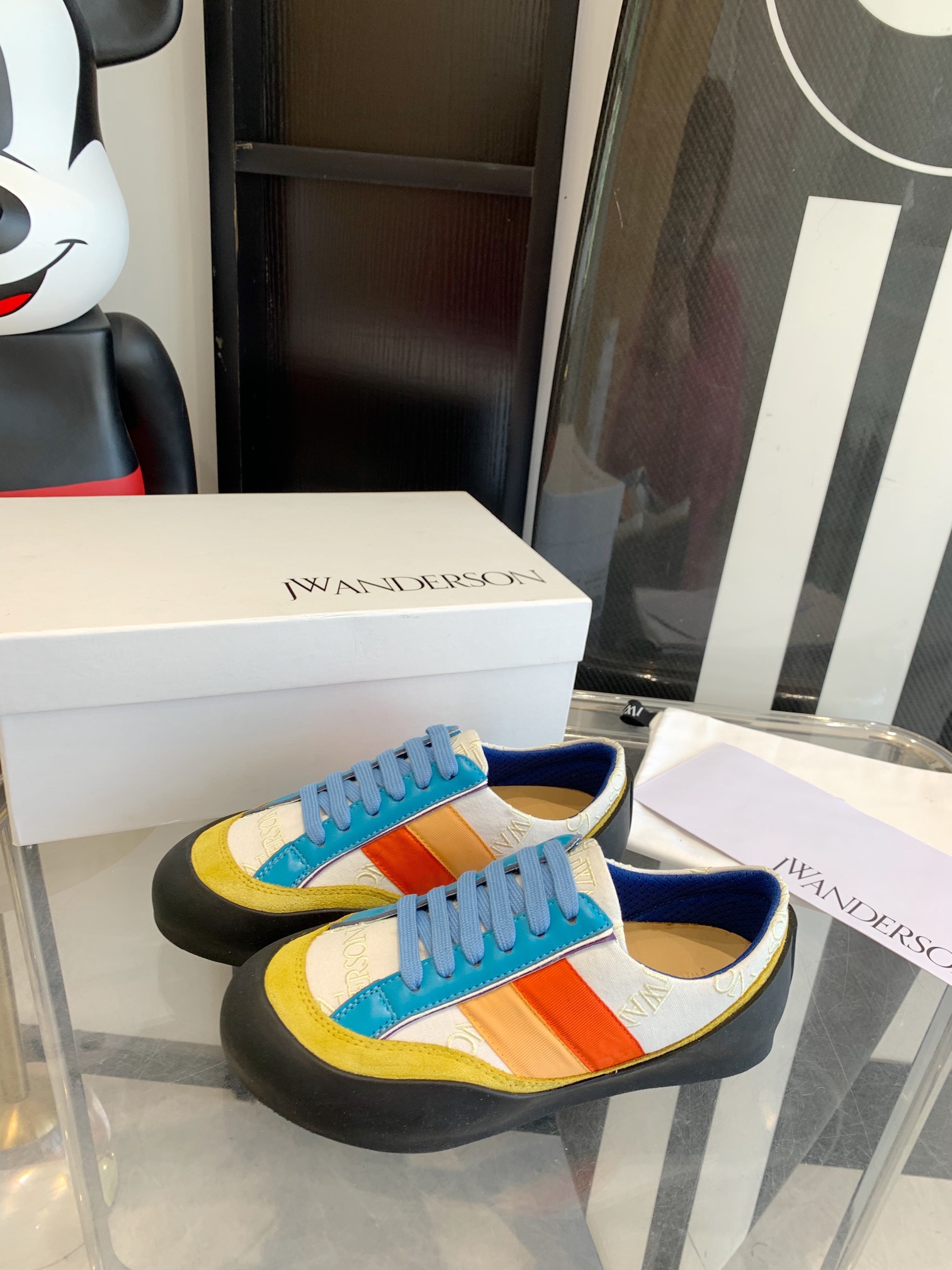 JW Anderson Recreational Shoes: Embroidered Plastered Couples in Top Editions - 图片 1