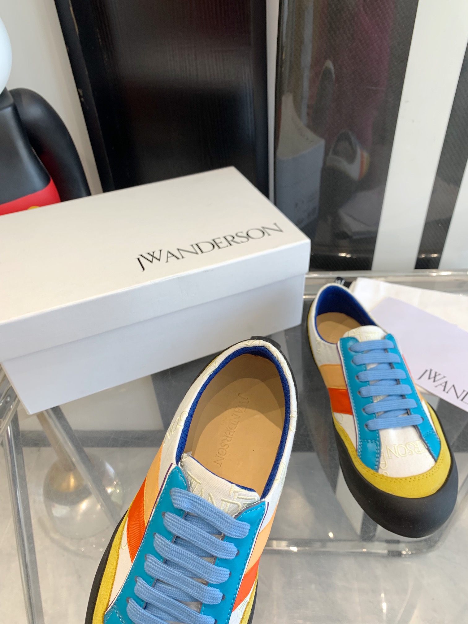 JW Anderson Recreational Shoes: Embroidered Plastered Couples in Top Editions - 图片 4